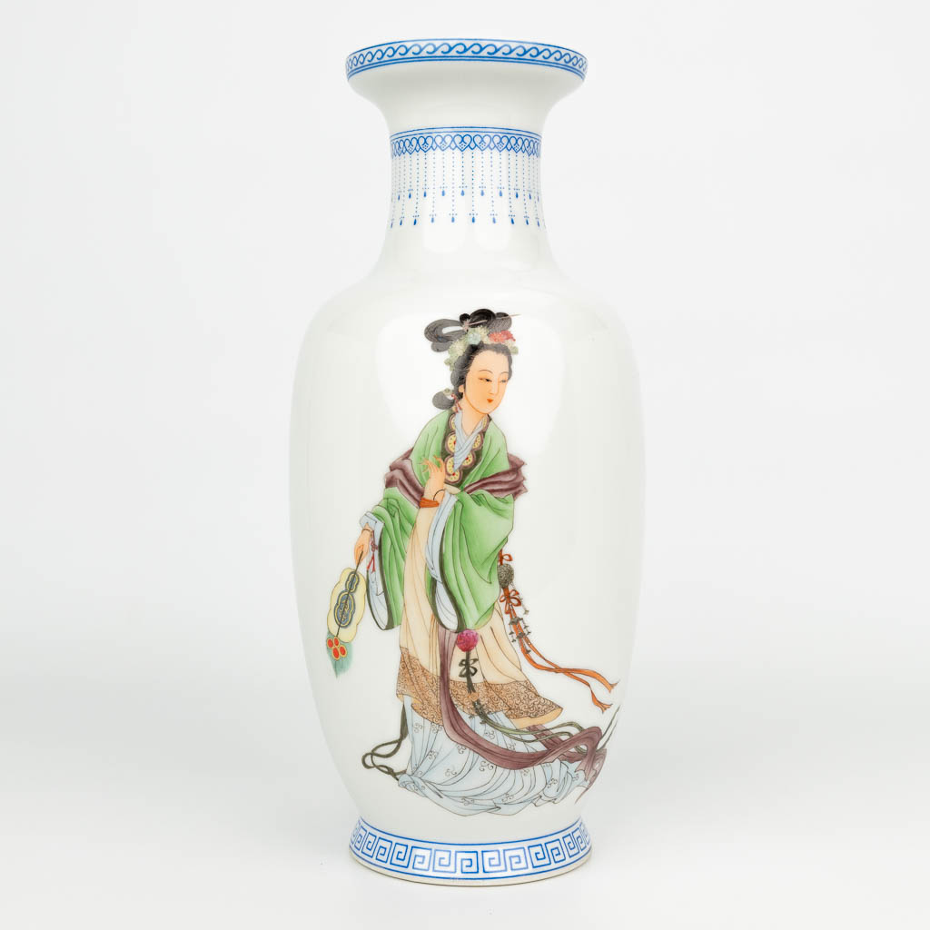 A vase made of Chinese porcelain and decorated with a lady.
