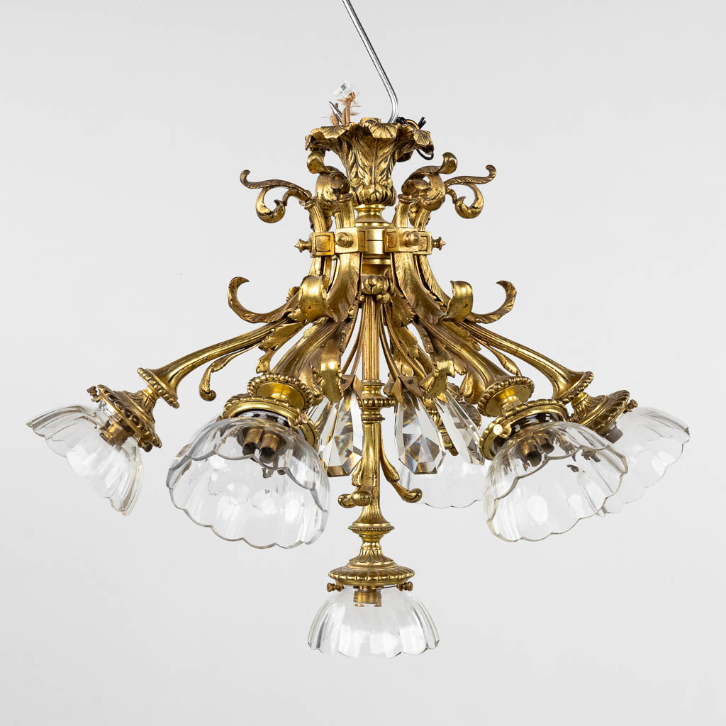 A ceiling lamp or Chandelier, bronze with cut crystal and 7 points of light. Circa 1900. (H:46 x D:57 cm)