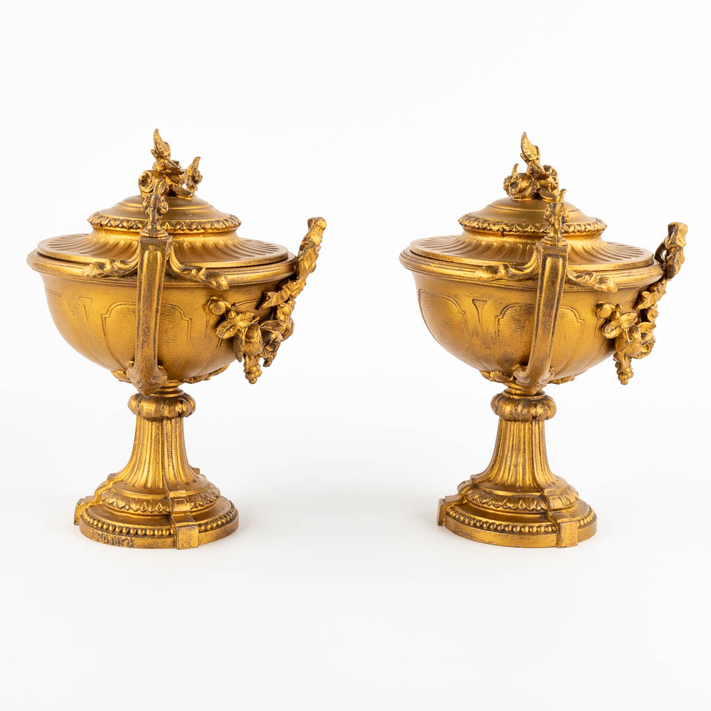A pair of neoclassical cassolettes, gilt spelter. Circa 1900. (D:16 x W:20 x H:22 cm)