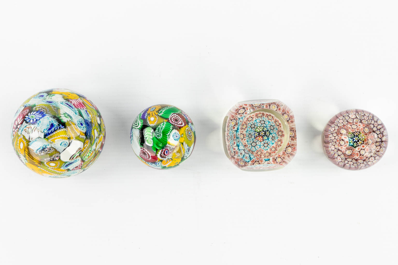 A collection of 8 paperweights made of crystal in Murano and decorated with millefiori. (H:7,5cm)