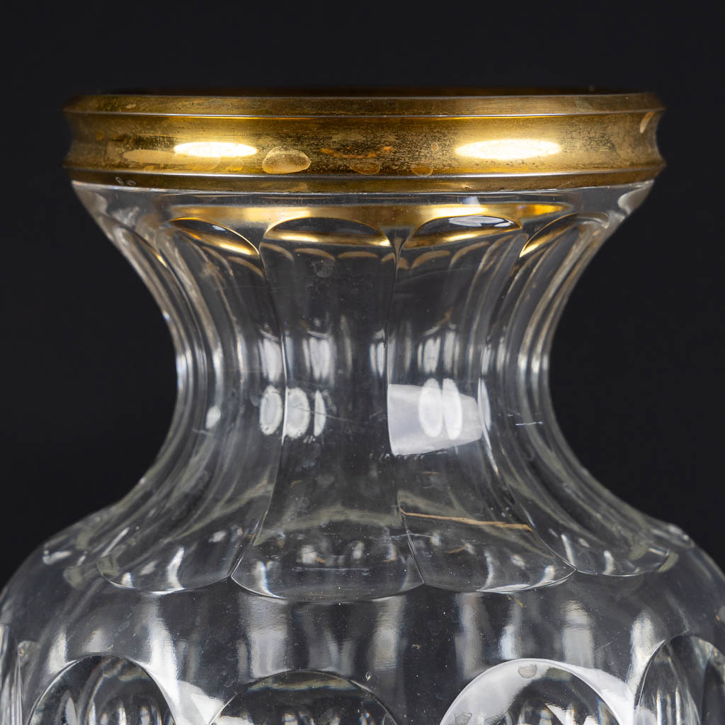 Een vaas, geslepen kristal met een verguld zilveren ring door Wolfers Frères. A835. (H:33 x D:15,5 cm)
