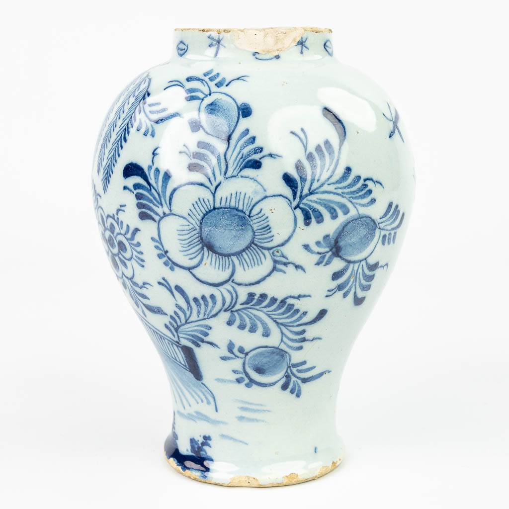Een vaas gemaakt uit Delftse faience met blauw-wit decor. (H:19cm)