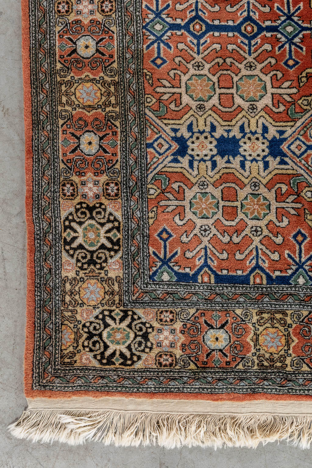 Een Oosters handgeknoopt tapijt, Hereke. (L:335 x W:240 cm)