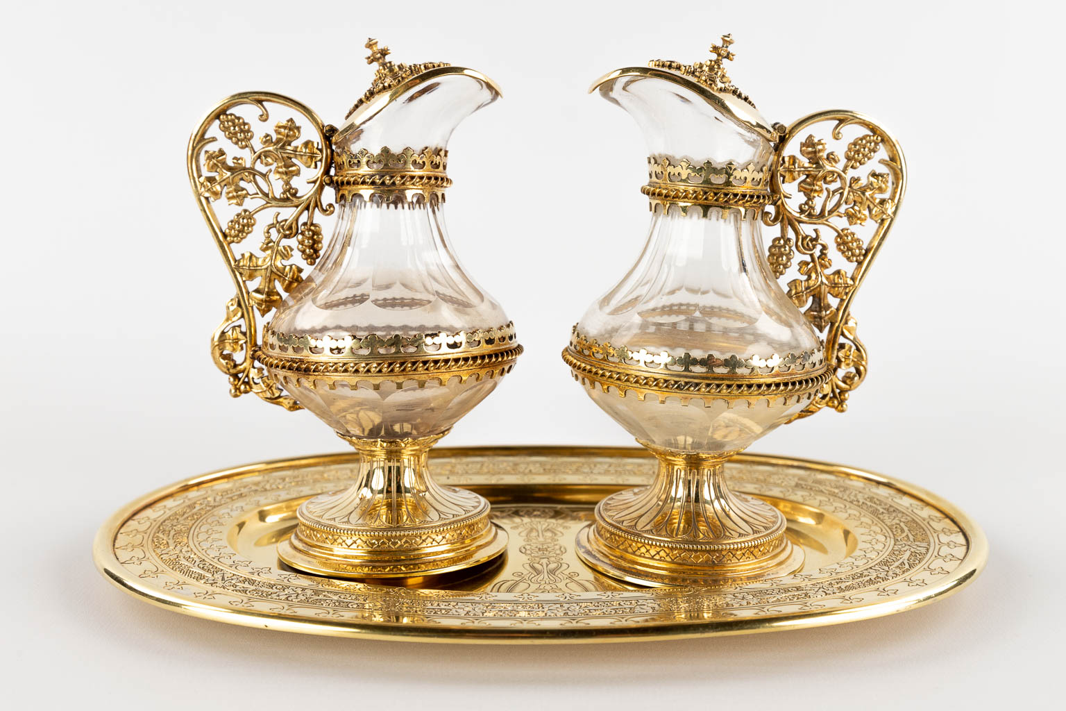 A set of wine and water cruets, gilt silver in the original case. Probably Bourdon, 19th C. (D:15,5 x W:24 x H:15 cm)