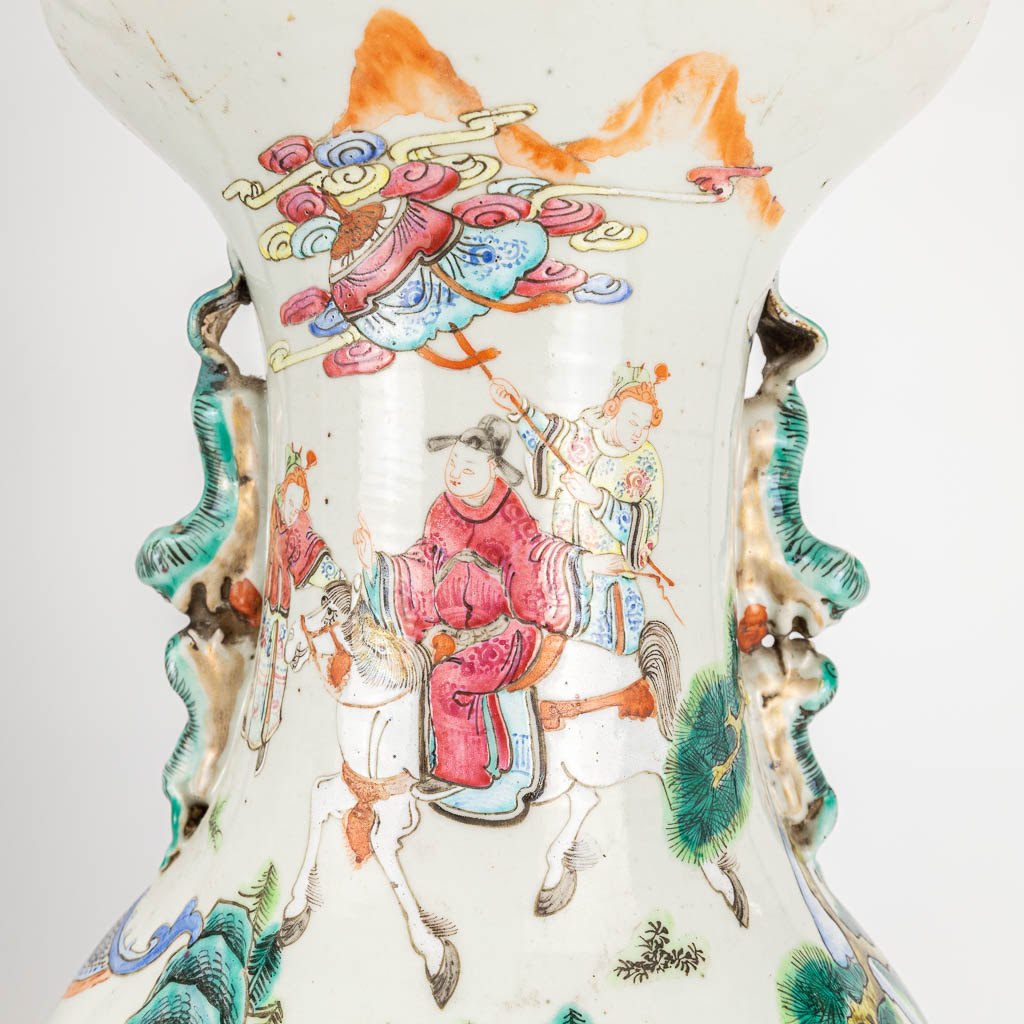 Een paar vazen gemaakt uit Chinees porselein en versierd met decor van de keizer en krijgers