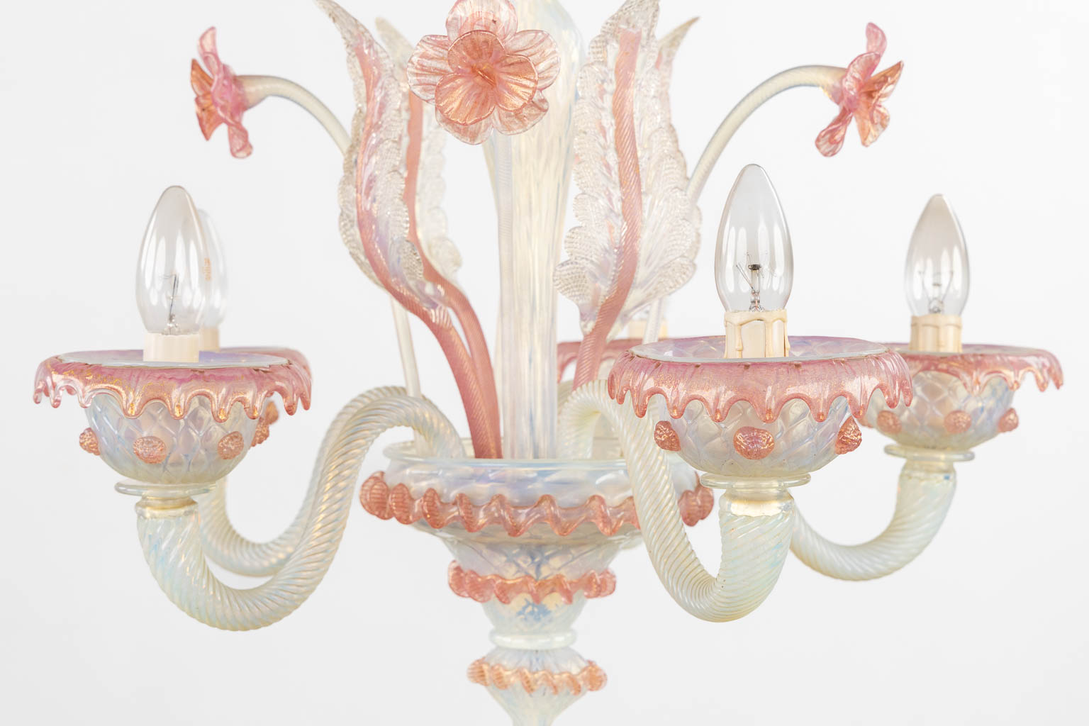 A decorative Venetian glass chandelier, red and white glass. 20th C. (H:70 x D:54 cm)