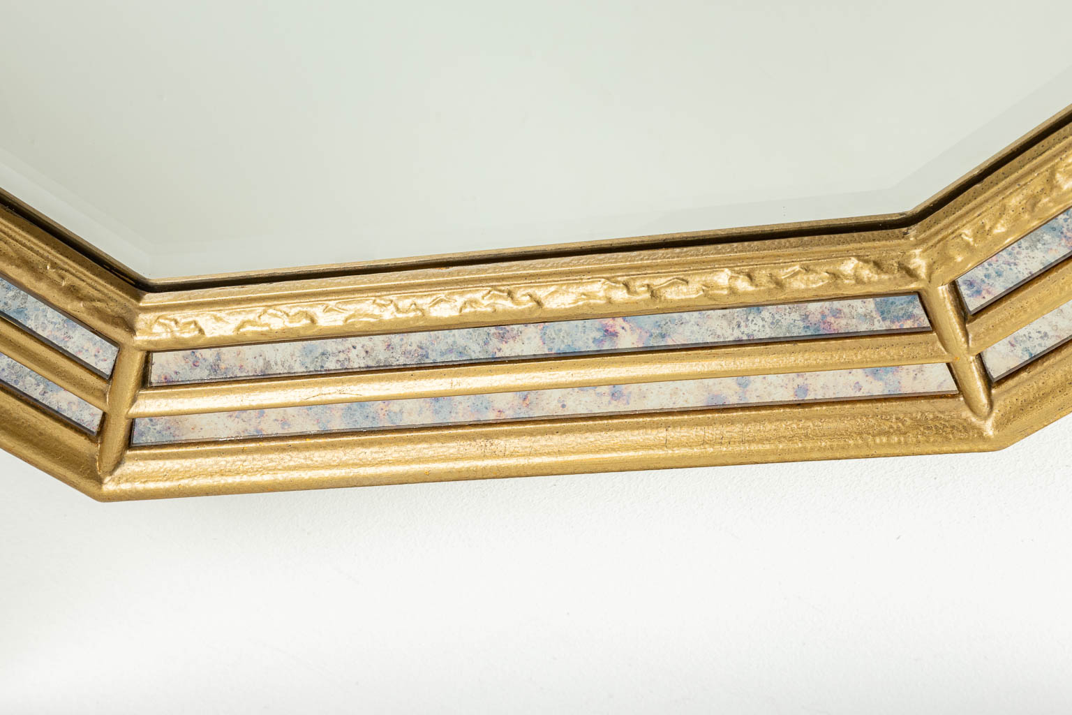 Een achthoekige spiegel gemaakt uit hout met fumé glas en spiegelglas, gemaakt door Deknudt. (H:92cm)