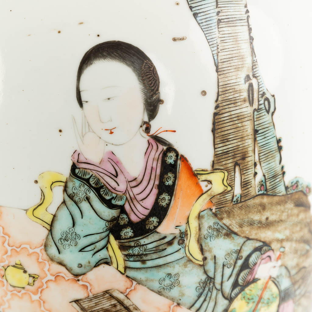 Een Chinese vaas gemaakt uit porselein en versierd met hofdames in de tuin met kinderen (H:58cm)