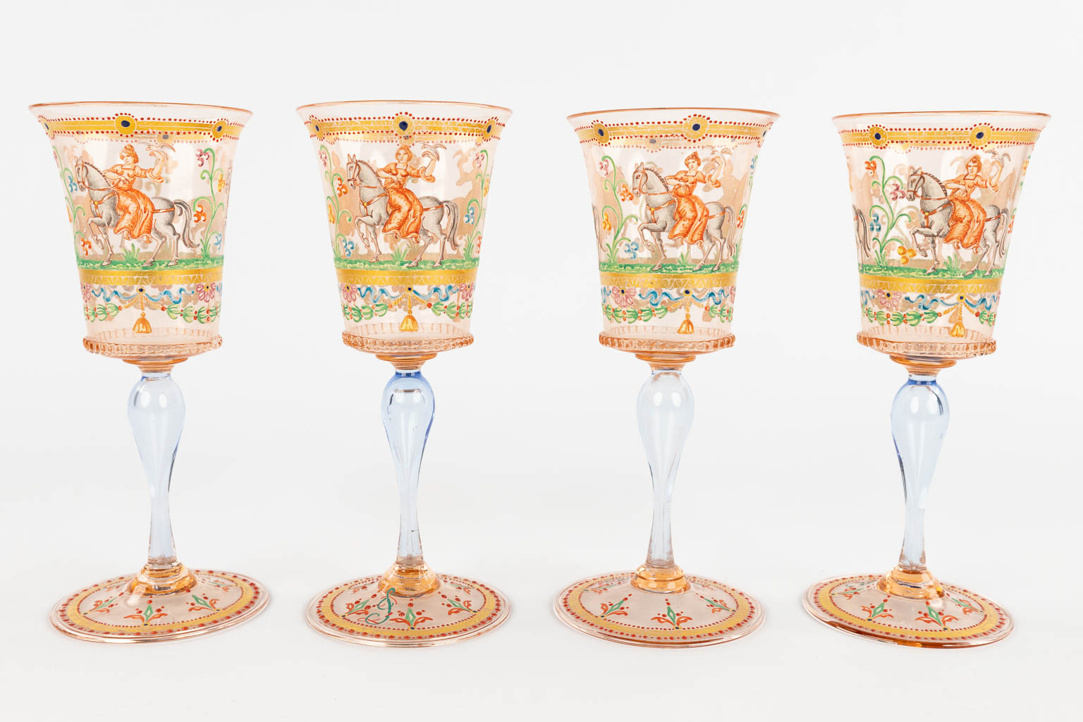 Een collectie van 4 handgeschilderde glazen, Murano, Salviati, 19de eeuw. (H:17 x D:7 cm)