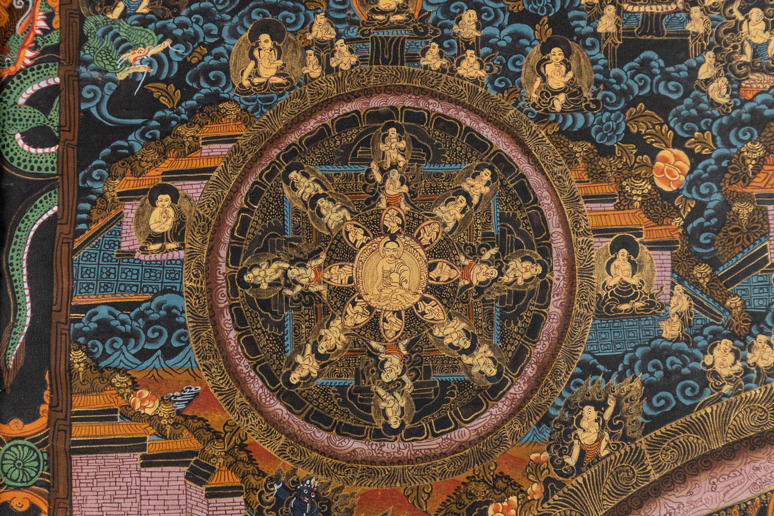 Een Oosterse Thangka, handgeschilderd decor op zijde. (W:57 x H:74 cm)