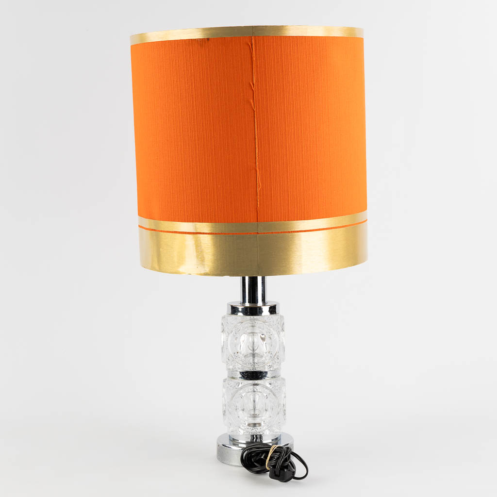 Een mid-century tafellamp, gechromeerd metaal en glas. Circa 1970. (H:37 x D:12,5 cm)