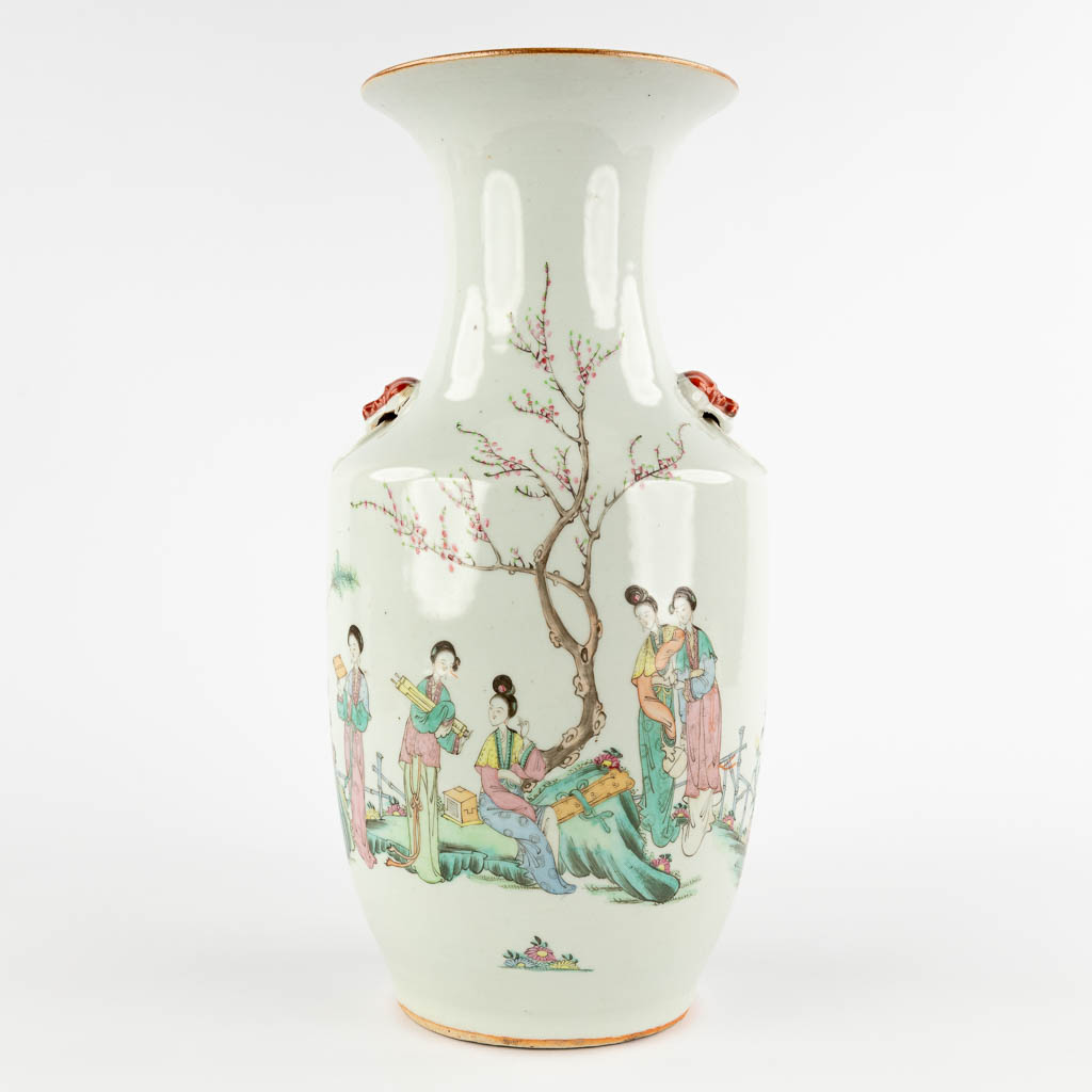 Een Chinese vaas en 4 Canton borden, decor van figuren. 19de/20ste eeuw. (H:42 x D:20 cm)