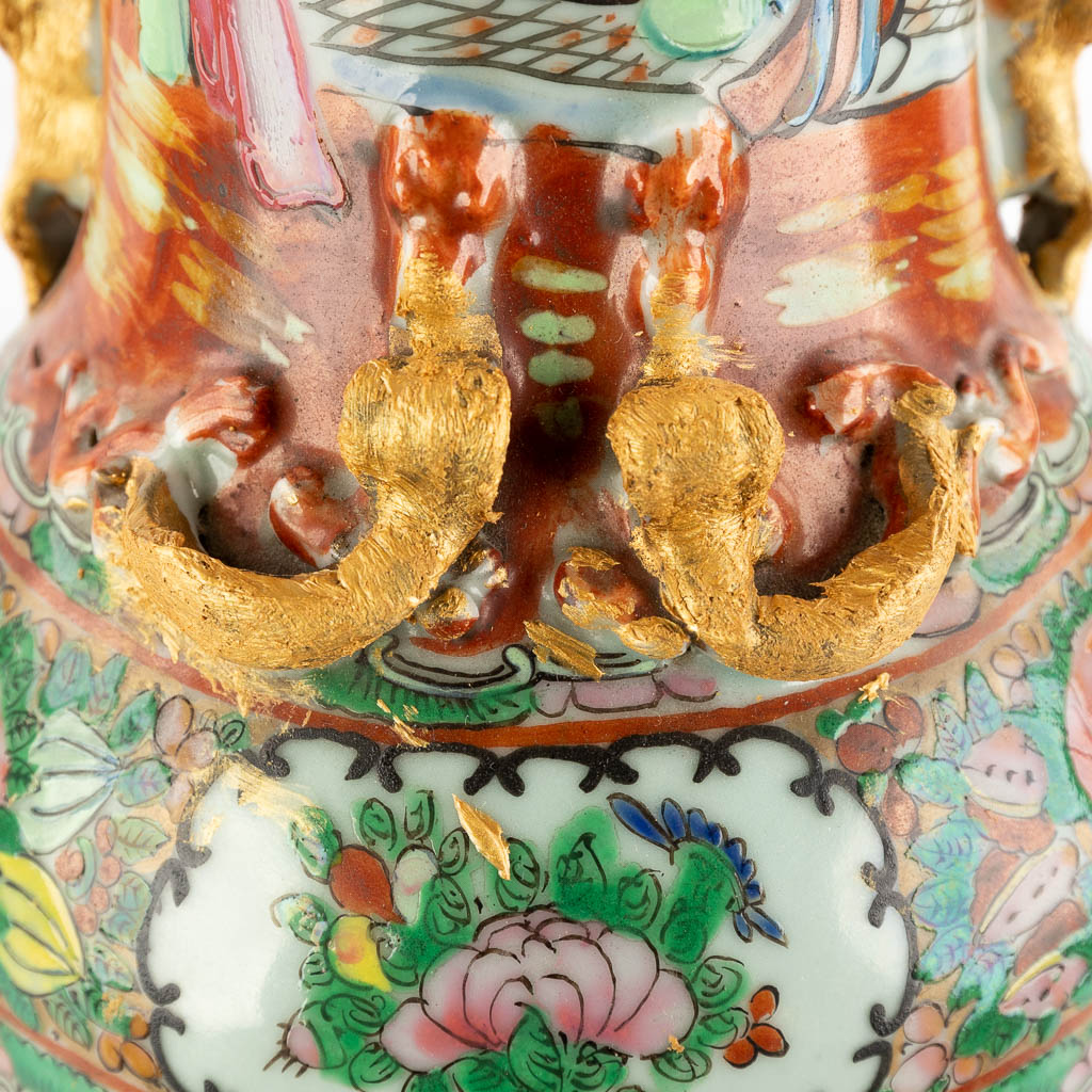 Twee Chinese Canton vazen. 19de/20ste eeuw. (H:45 x D:20 cm)