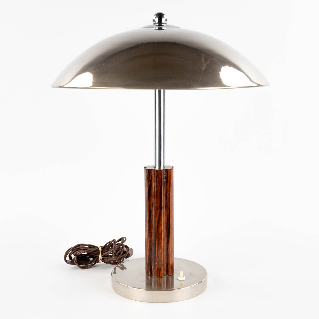 Een tafellamp, Chroom en hout, waarschijnlijk Duitsland of Nederland, circa 1960. (H:45 x D:35 cm)