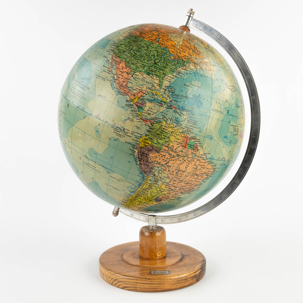 Two globes and a moon, circa 1950-1960. (H:48 x D:31 cm)