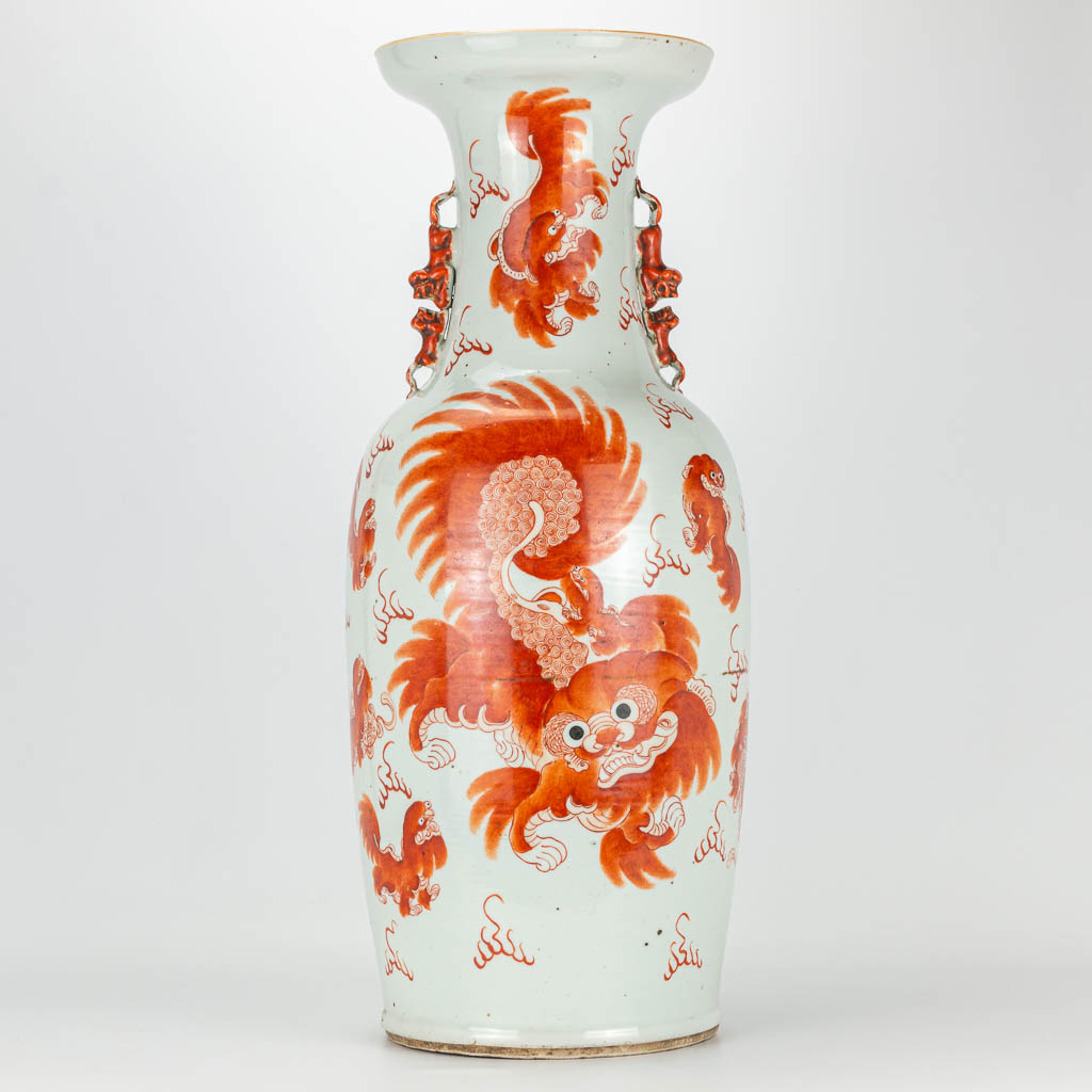 Een vaas gemaakt uit Chinees porselein met decor van rode Foo hond. 19de/20ste eeuw. 