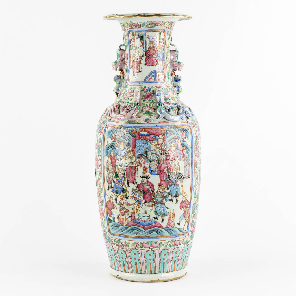 Een Chinese Famille Rose vaas met decor van figuren. (H:63,5 x D:23 cm)
