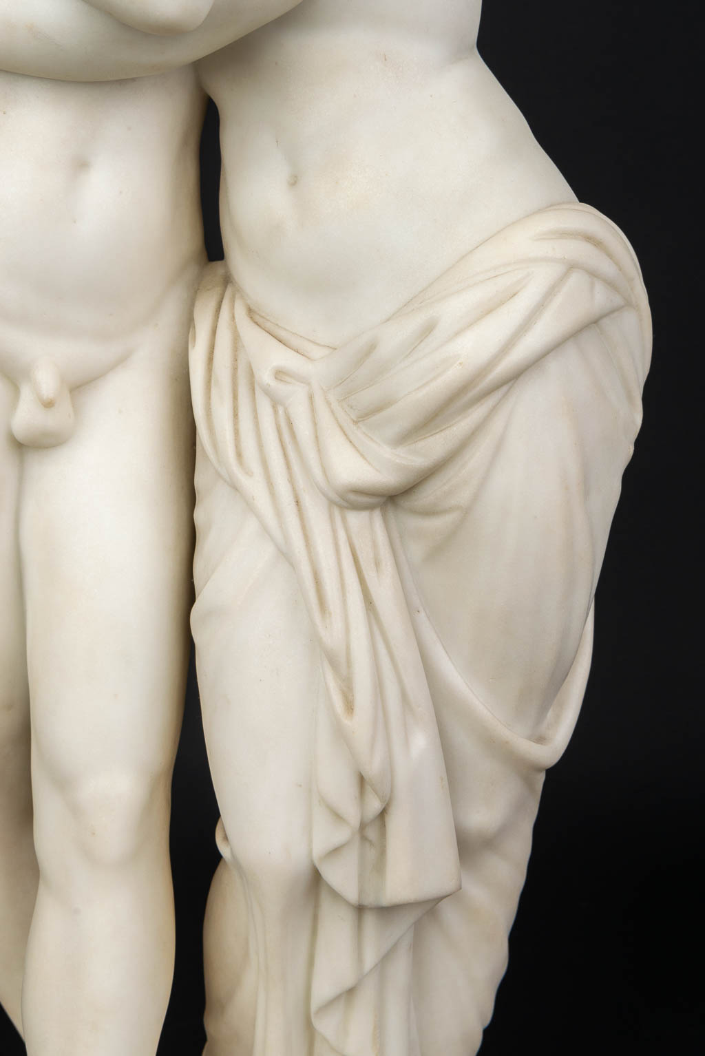 No signature found 'The Kiss' made of white Carrara marble. 19th century. (H:56cm)