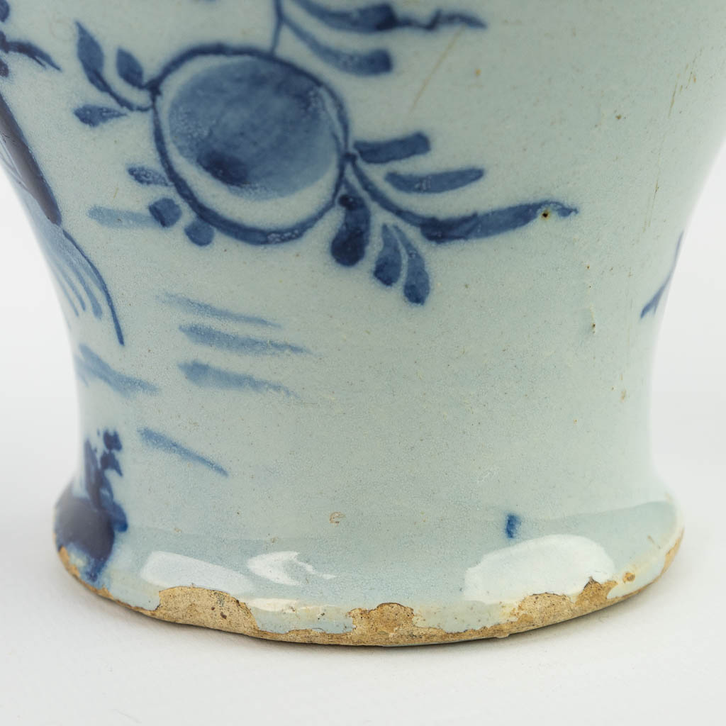 Een vaas gemaakt uit Delftse faience met blauw-wit decor. (H:19cm)