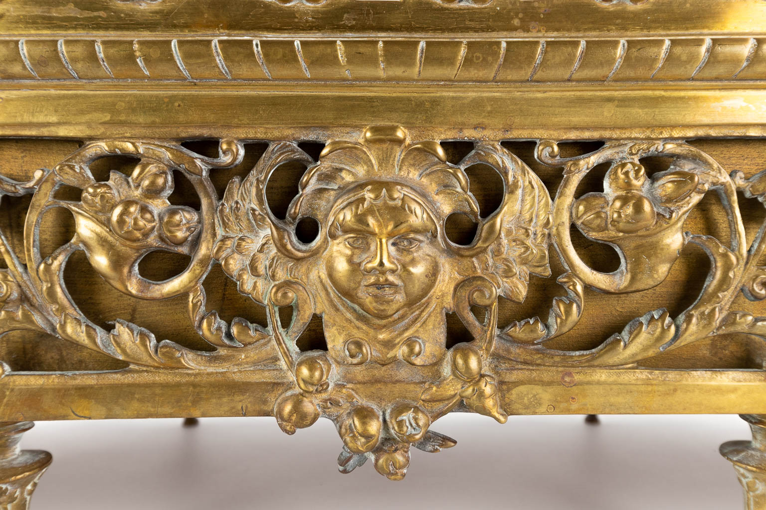 A large bronze Jardinière, decorated with lions and garlands. Circa 1900. (D:21 x W:70 x H:18 cm)