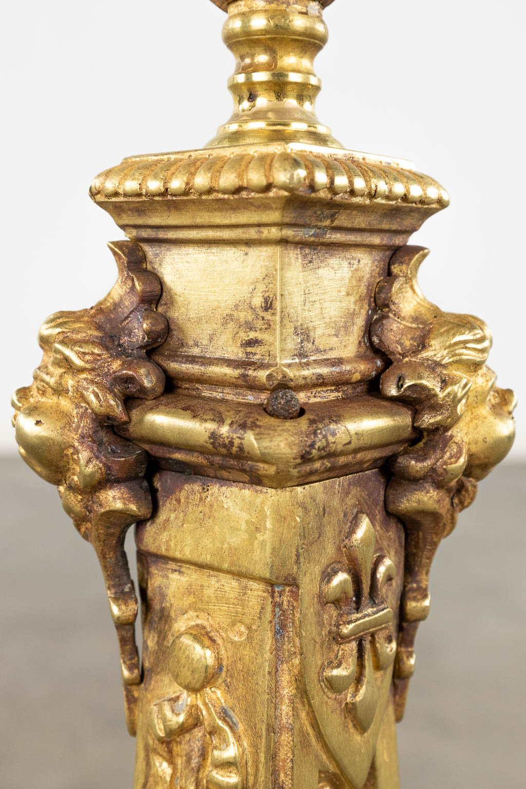 Een paar haardvuurbokken, verguld brons en afgewerkt met leeuwenkoppen en poten. 19de eeuw. (D:16 x W:23 x H:61 cm)