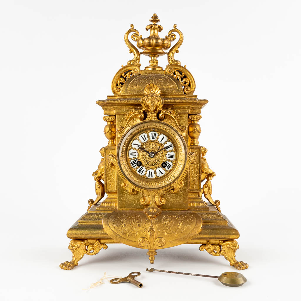 A mantle clock, Neoclassical style, gilt spelter. 19th C. (D:13 x W:27 x H:40 cm)