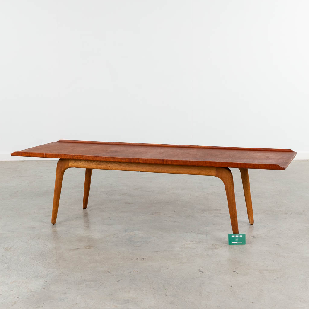 Aksel BENDER-MADSEN (1916-2000) voor Bovenkamp, een teak salontafel. (L:51 x W:150 x H:43 cm)