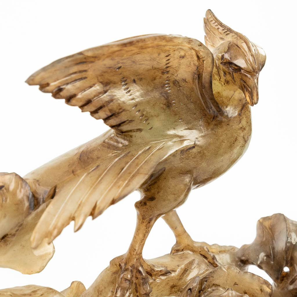 Een Oosters beeld van vogels, gemaakt uit gesculpteerd hardsteen. (H:20,5cm)
