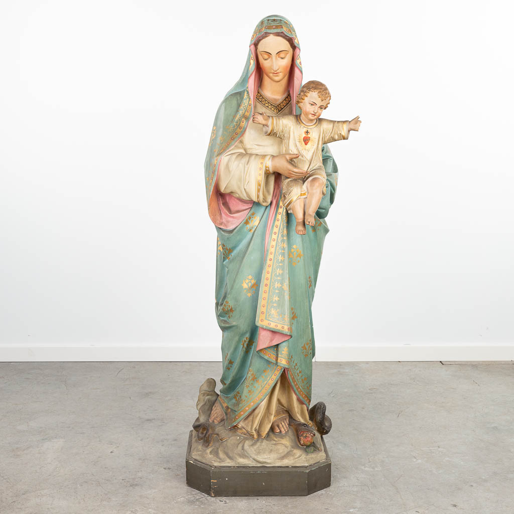 een beeld van Madonna met kind, staande op het serpent. gemaakt uit gepolychromeerd plaaster. (H:123cm)