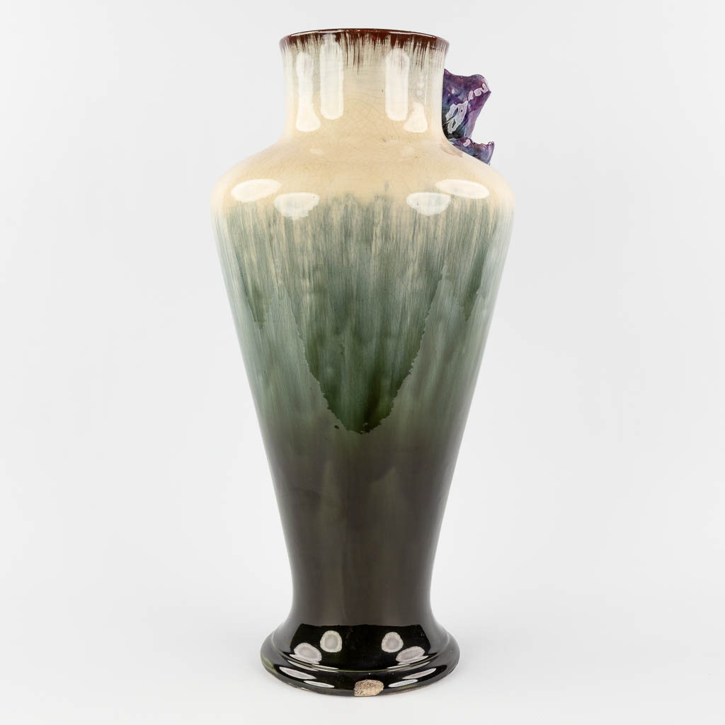 Een grote vaas met bloemendecor, Hasselts aardewerk. Circa 1900. (L: 29 x W: 35 x H: 61 cm)
