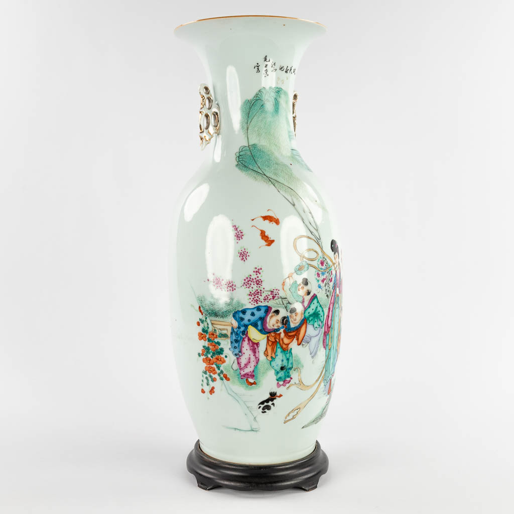 A Chinese vase decorated with a lady and children. 19th/20th C. (H:58 x D:22 cm)