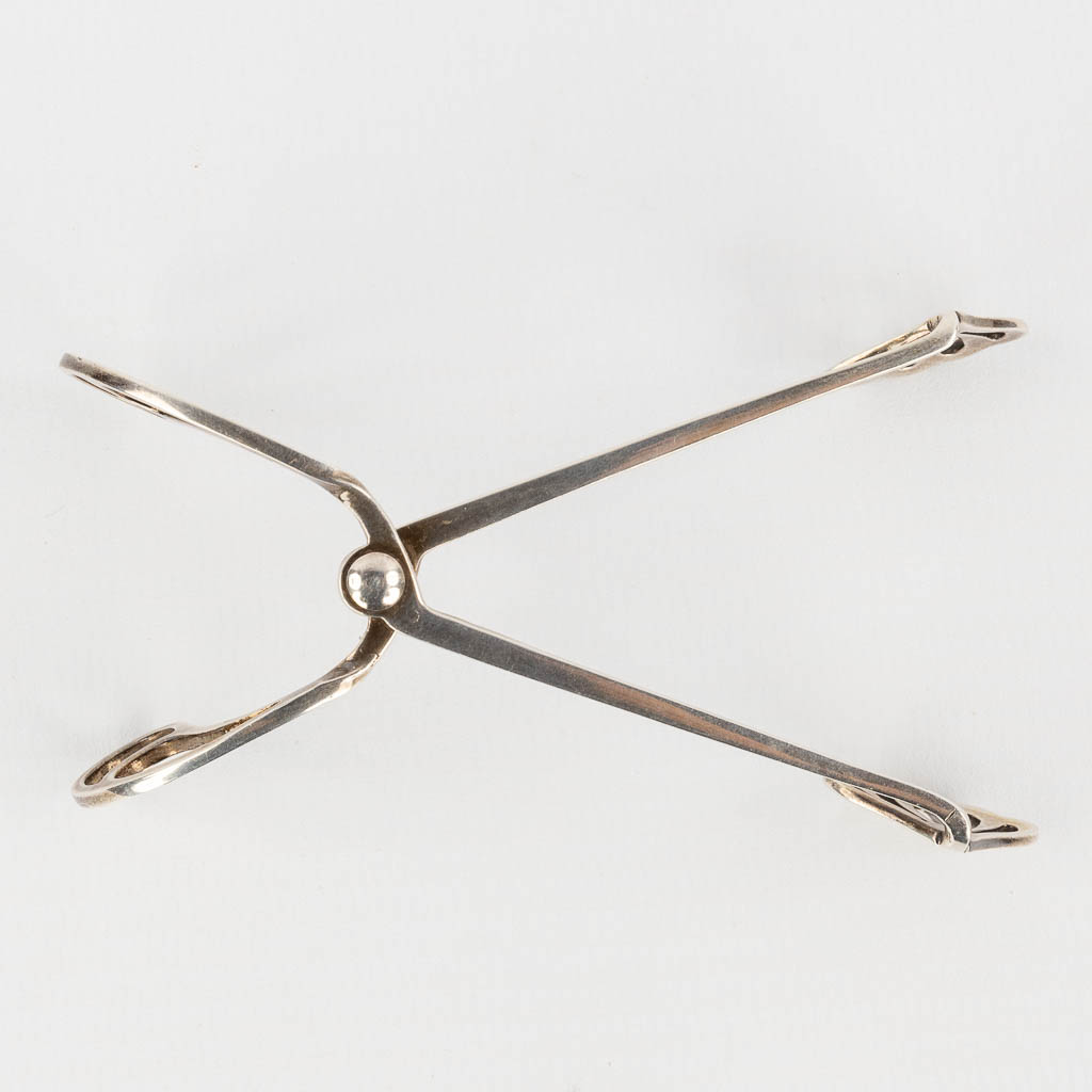 A sugar tongs made of silver in art nouveau periode. 14,40g. 935/1000. (W: 10 cm)