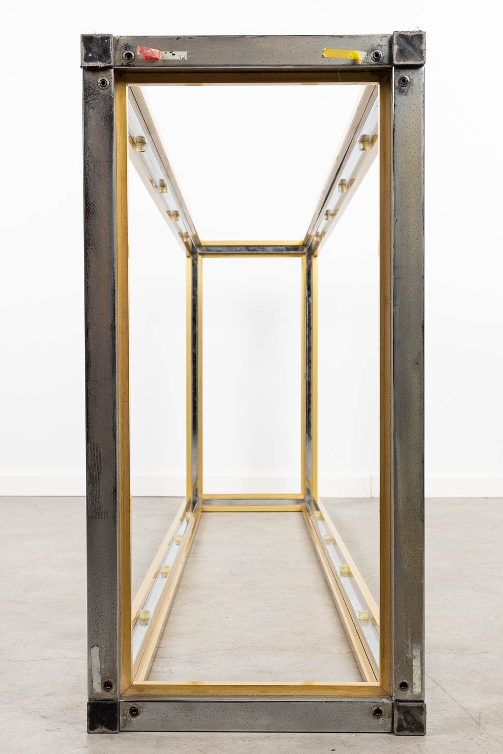 Renato ZEVI (XX-XXI) een etagère gemaakt uit gechromeerd metaal en messing met 5 legborden. (H:200cm)