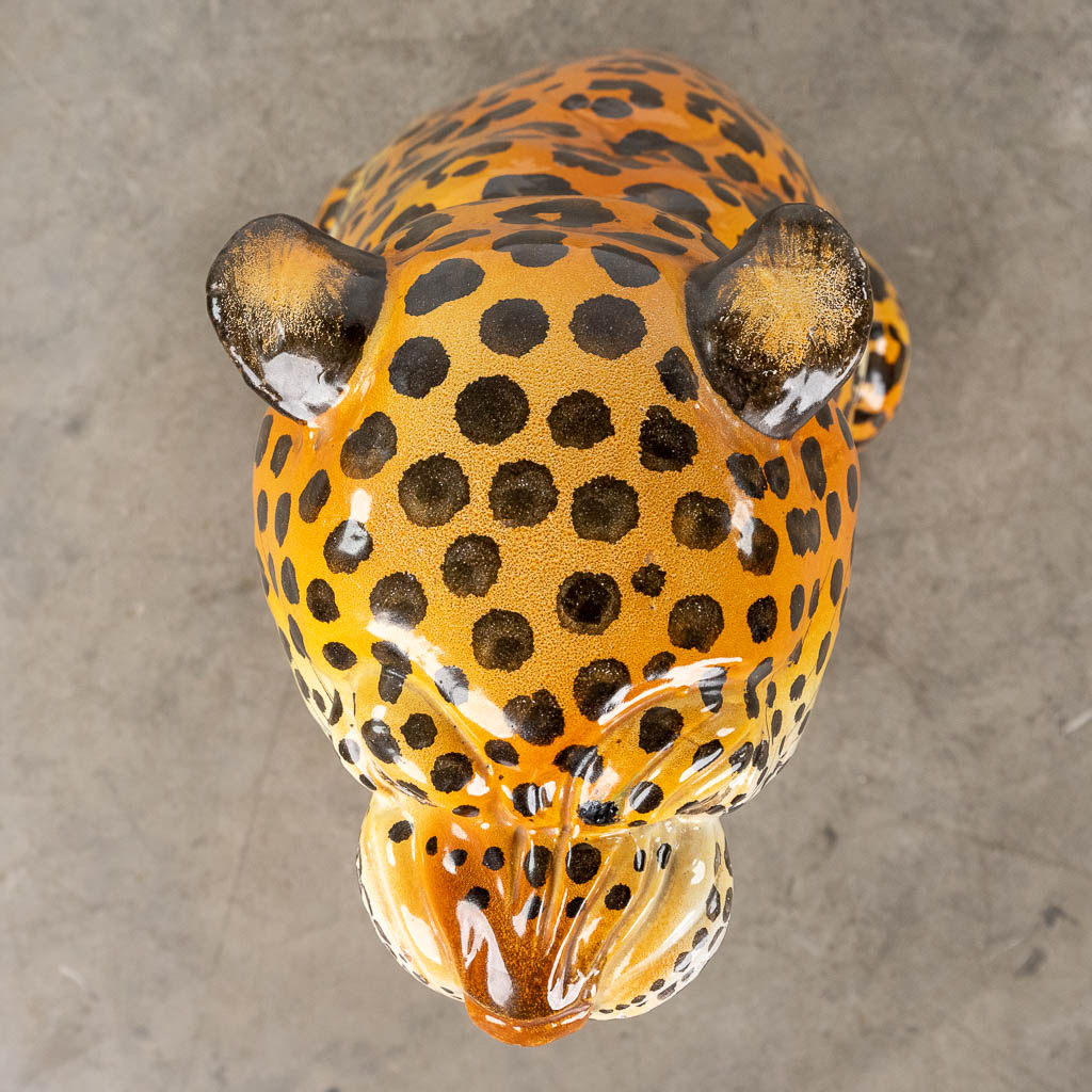 Een luipaard gemaakt uit terracotta. Italië, 20ste eeuw. (L:40 x W:32 x H:85 cm)