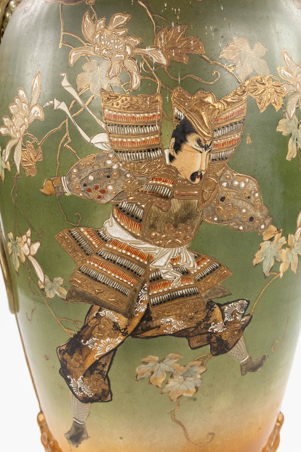 Een decoratieve Japanse vaas met decor van krijgers. (H:89 x D:35 cm)