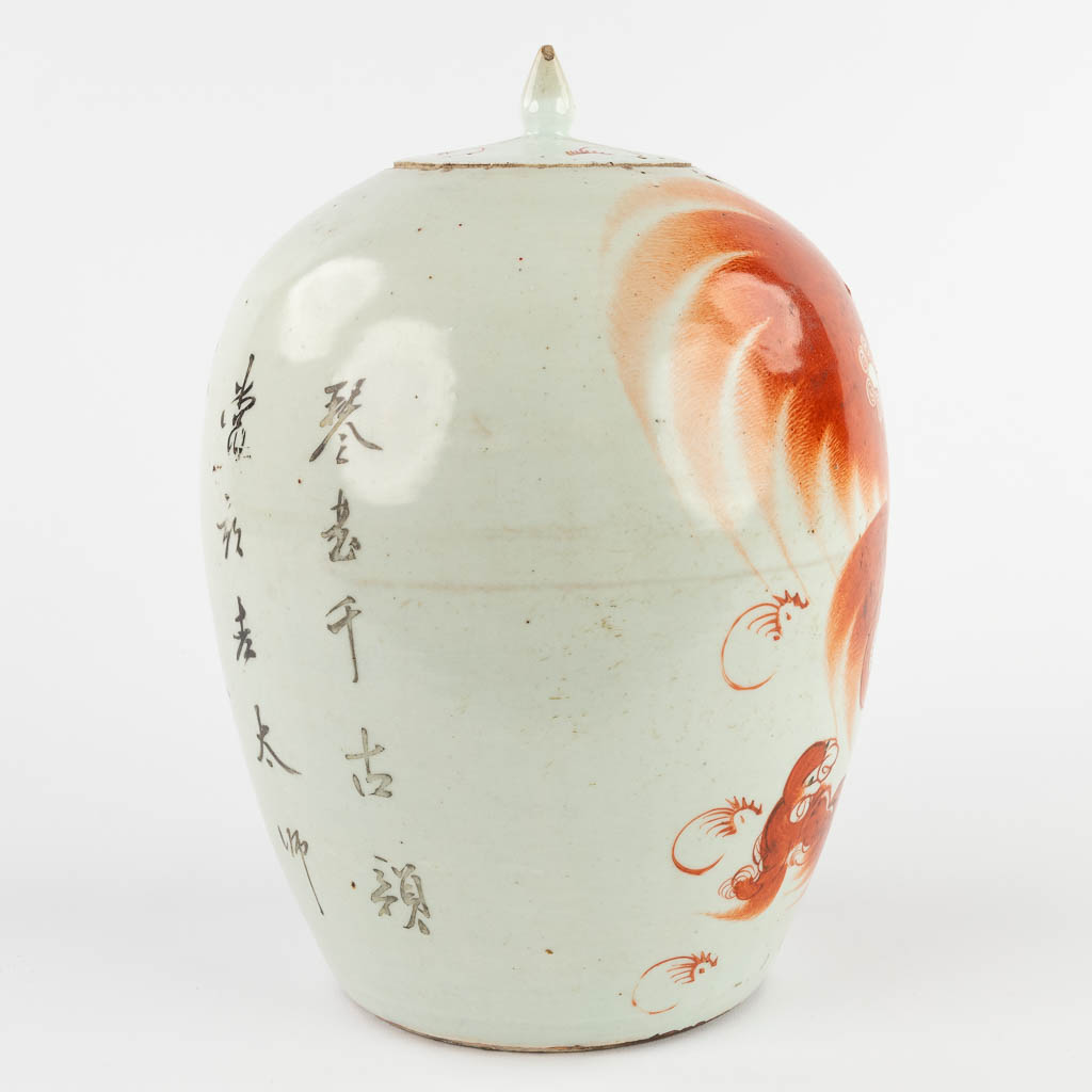 Decoration : A Chinese ginger jar, red decor of a foo dog. 19th/20th C. (H:31 x D:22 cm)