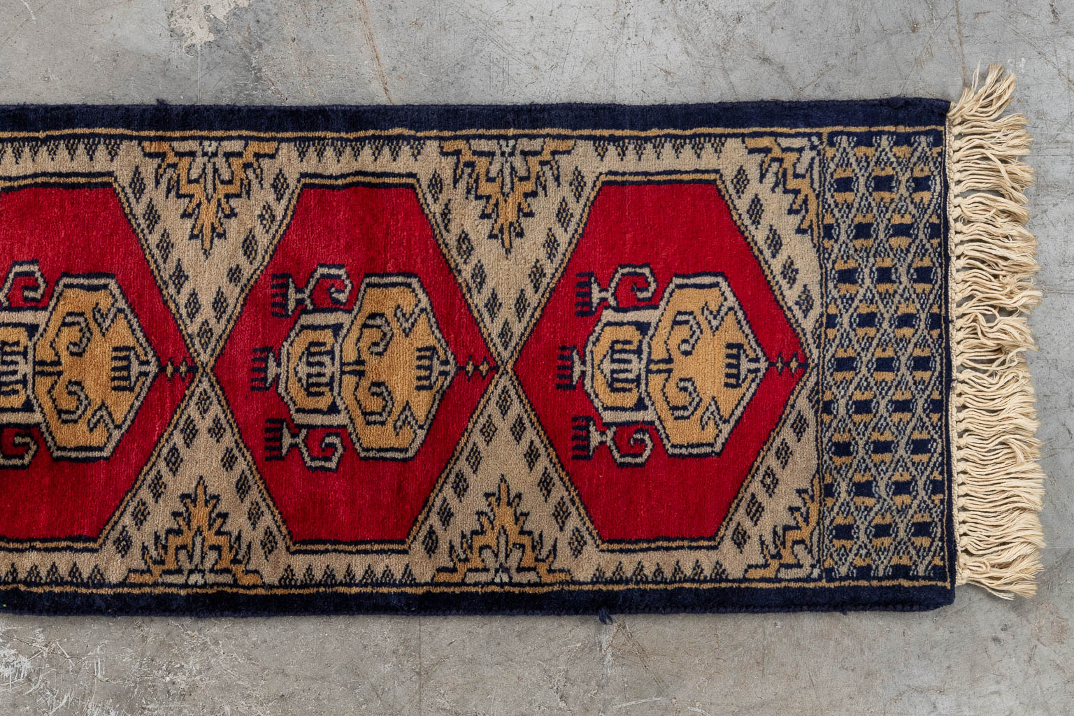 Twee Oosterse tapijten gemaakt uit zijde en wol. (D:103 x W:63 cm)