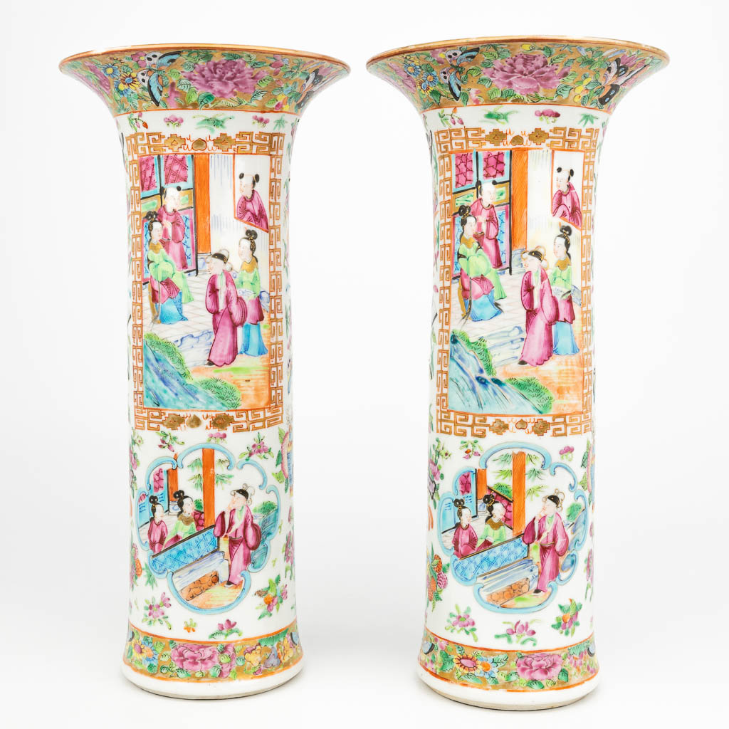 A pair of Chinese vases made of porcelain with Kanton Motives. 19th century. (H:29,5cm)