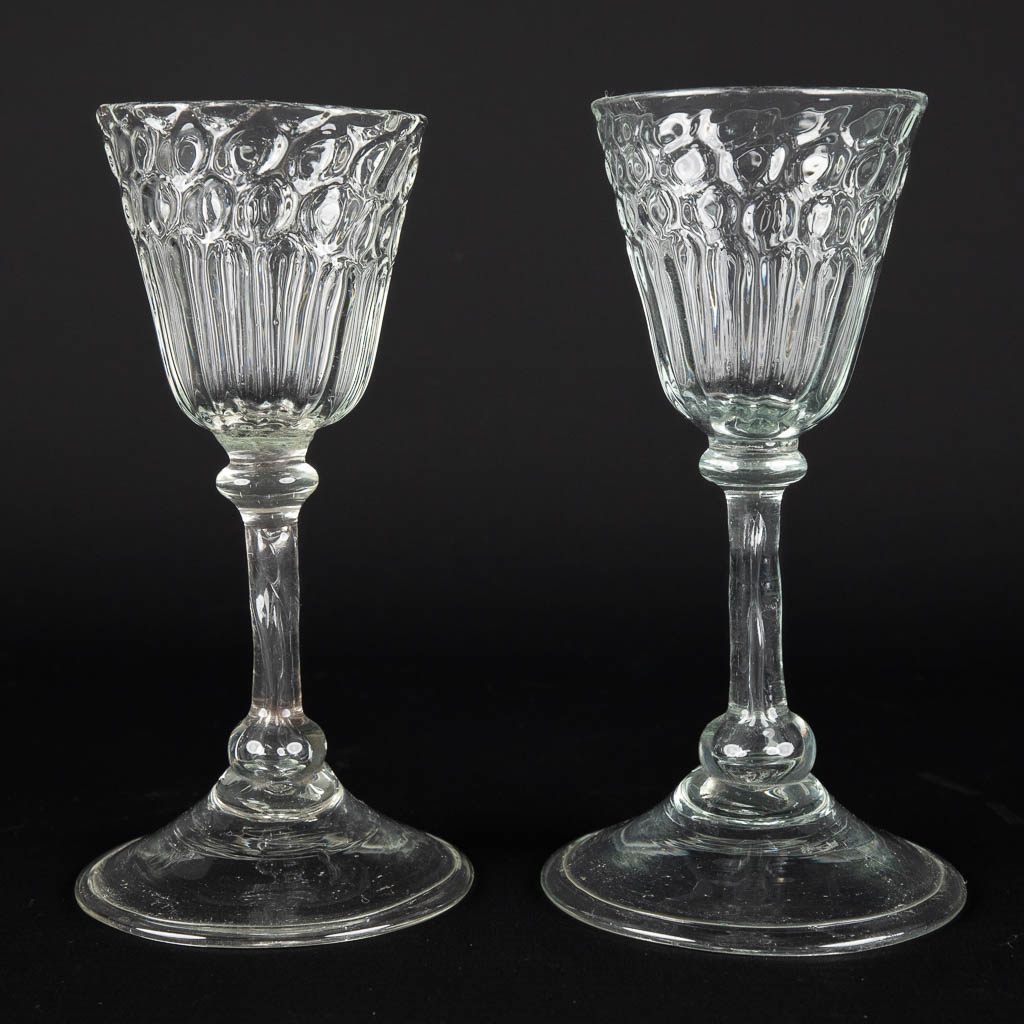 Een grote collectie antieke glazen, o.a. spiraalglazen. 18de/19de eeuw. (H:18 cm)
