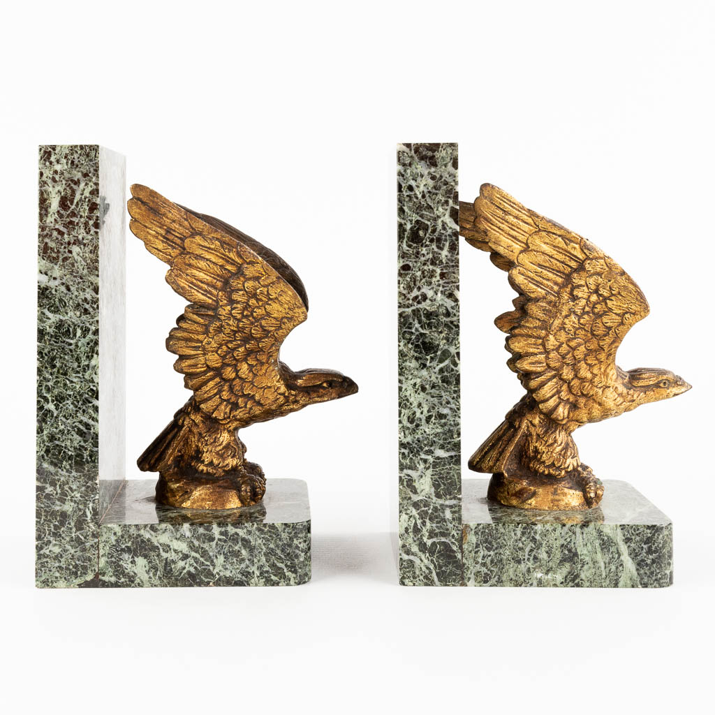 A pair of bookends, bronze and marble. Signed De Laune. Circa 1900. (D:13,5 x W:8,5 x H:18 cm)