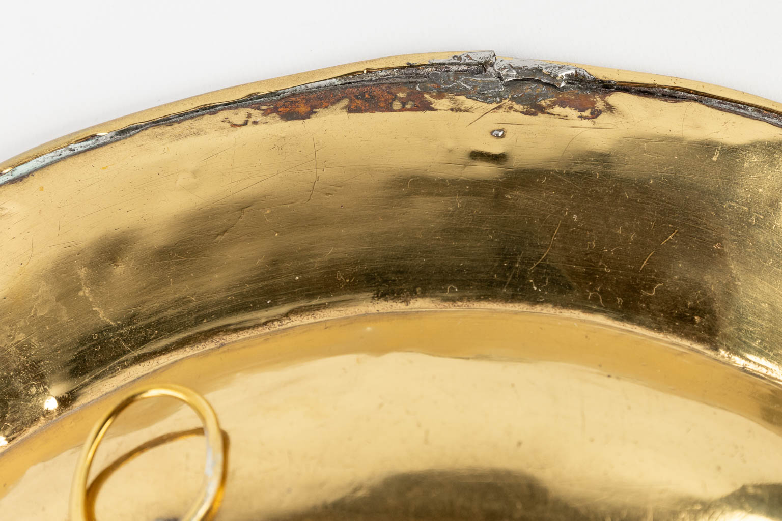 A large baptism bowl, Brass, images of the Holy Lamb. 16th/17th C. (H:3,7 x D:37 cm)