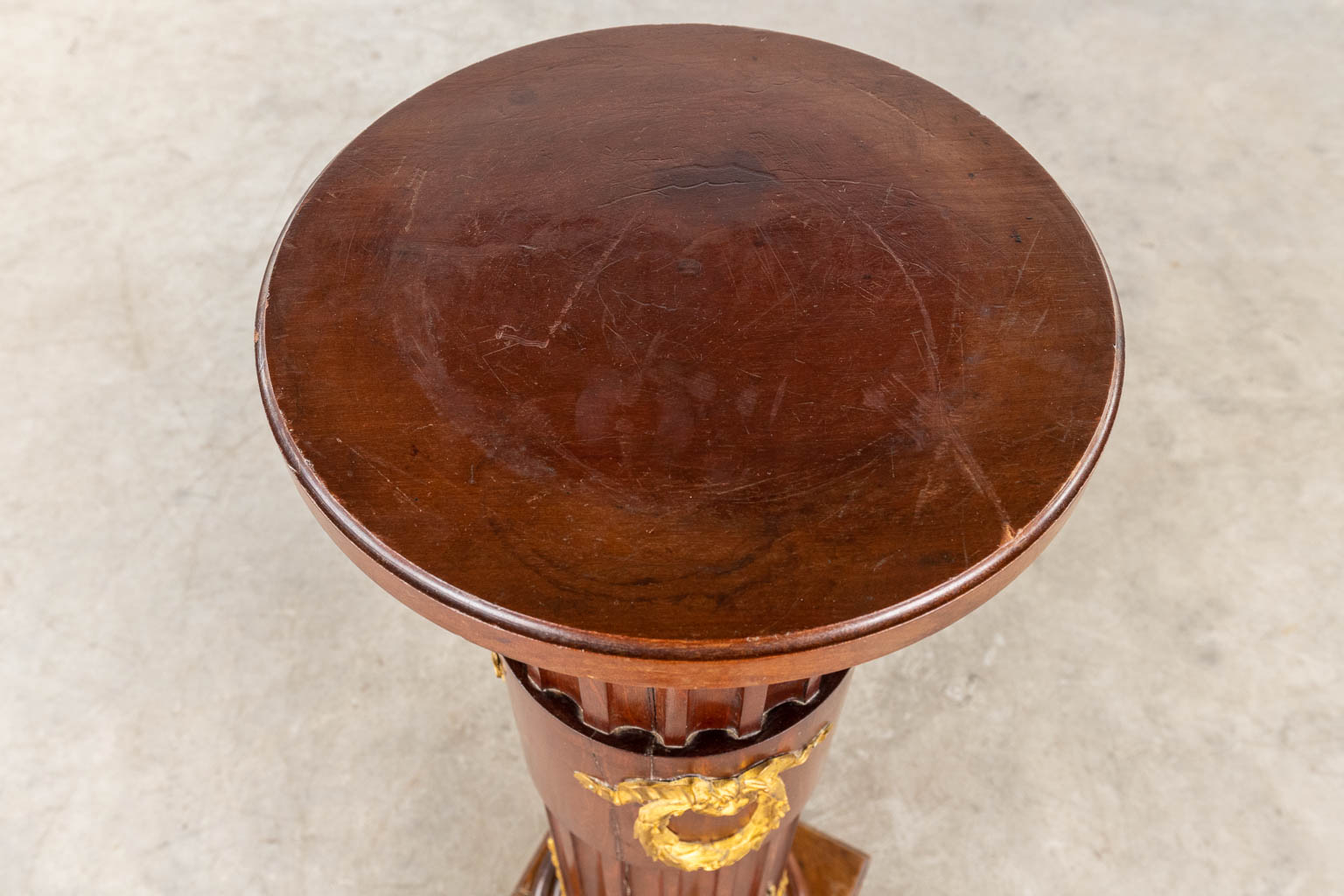 A pedestal, mahogany mounted with bronze in Louis XVI style. Circa 1900. (D:31 x W:31 x H:103 cm)
