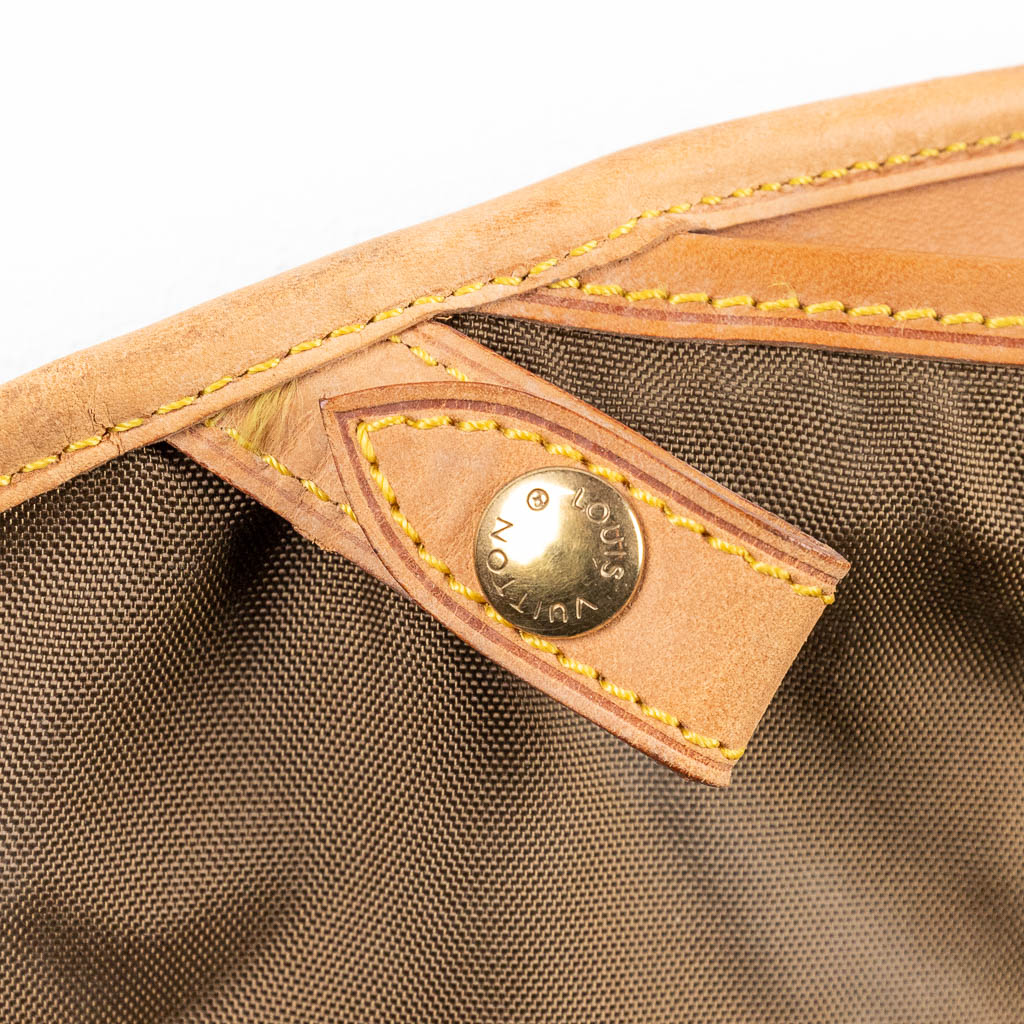 Een reistas voor kostuum, gemaakt uit leder door Louis Vuitton. (H:70cm)