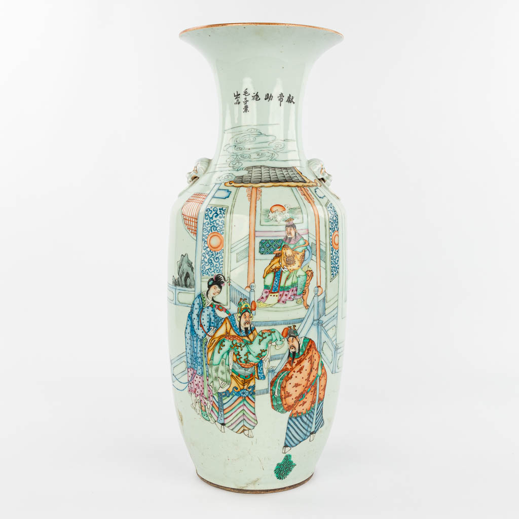 Lot 034 Een Chinese vaas gemaakt uit porselein en versierd met een Tempelscène en kalligrafische teksten (H:57cm)
