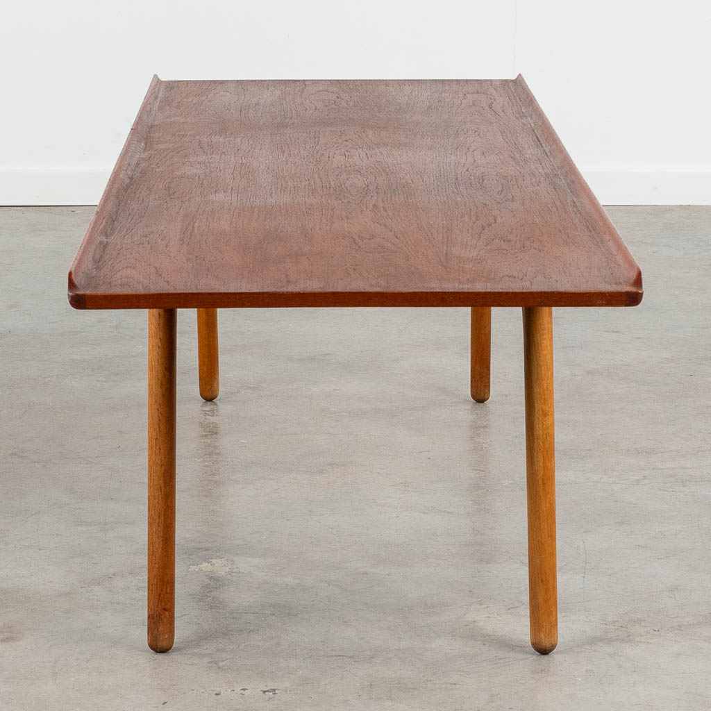 Aksel BENDER-MADSEN (1916-2000) voor Bovenkamp, een teak salontafel. (L:51 x W:150 x H:43 cm)