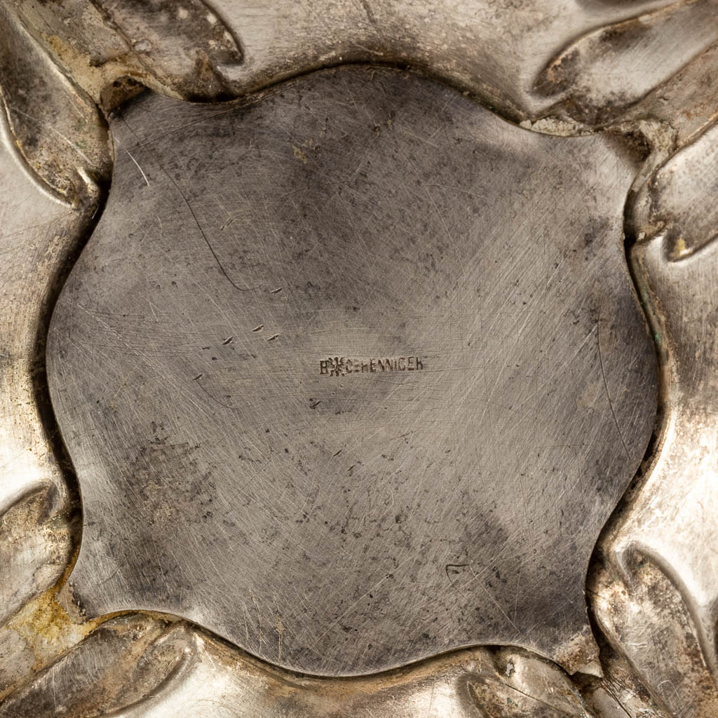A glass bowl on a silver-plated base. (H:22 x D:26 cm)