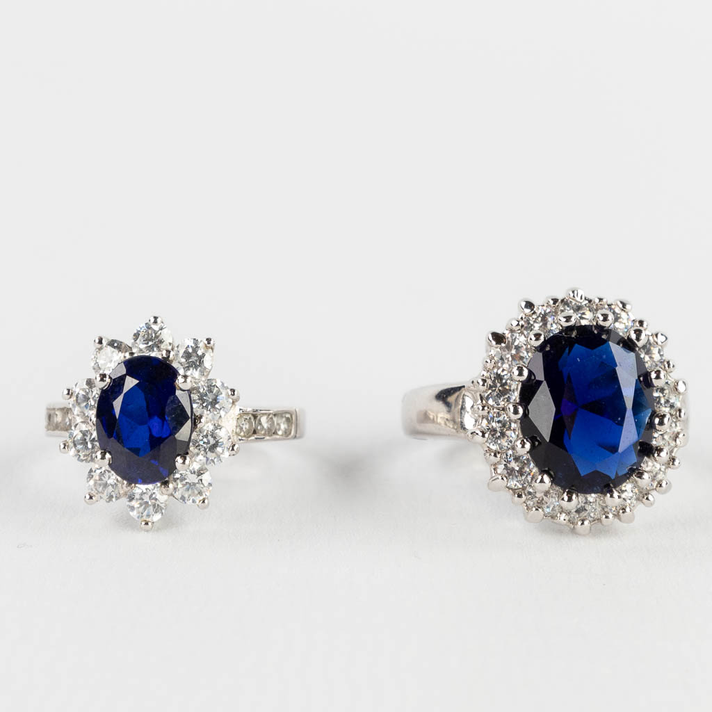 Twee 'Lady Diana' ringen, zilver met een grote blauwe gefacetteerde steen. Ringmaat 59 en 54.