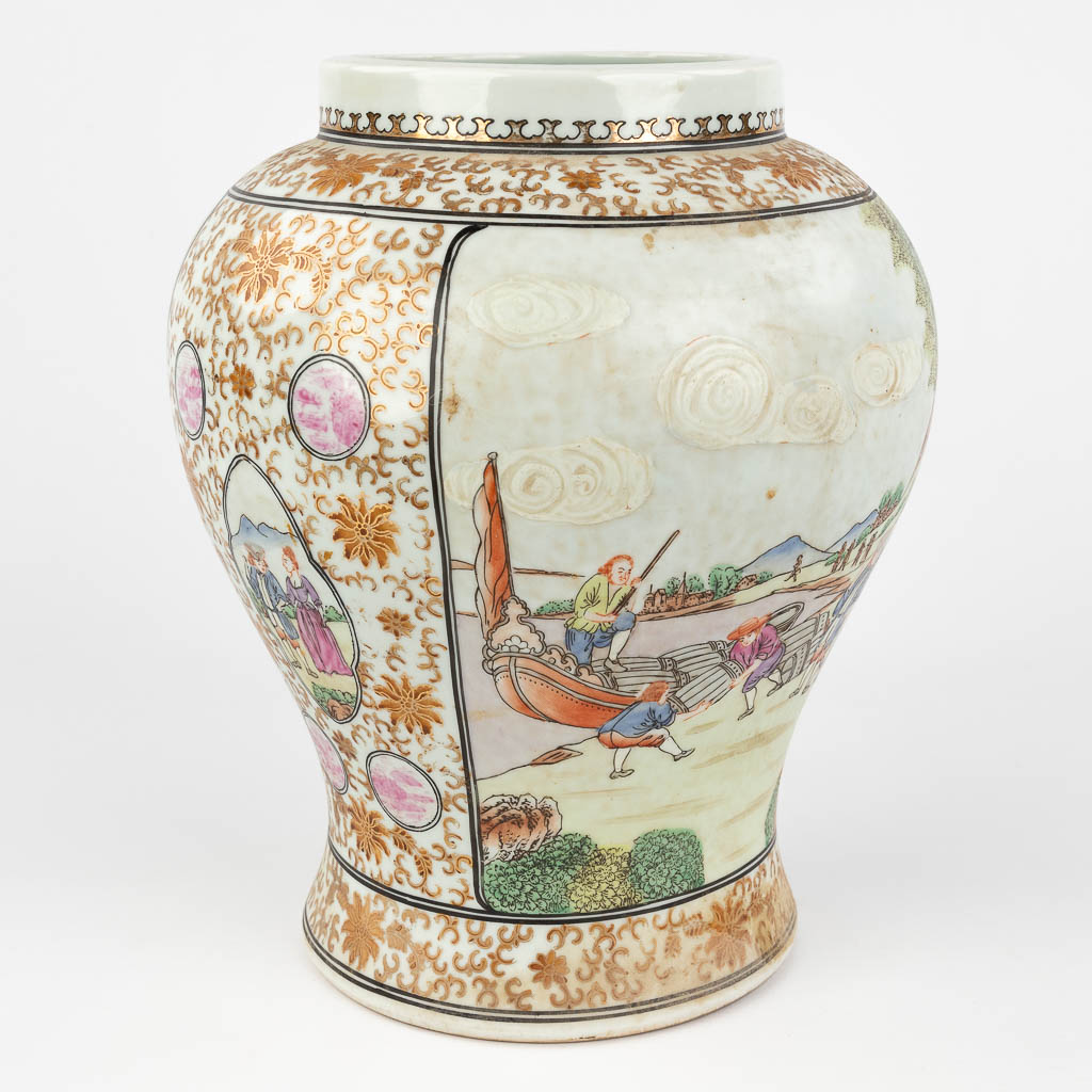 Een Chinese vaas met landschapsdecor, voor de Europese markt. 19de/20ste eeuw. (H: 30 x D: 24 cm)