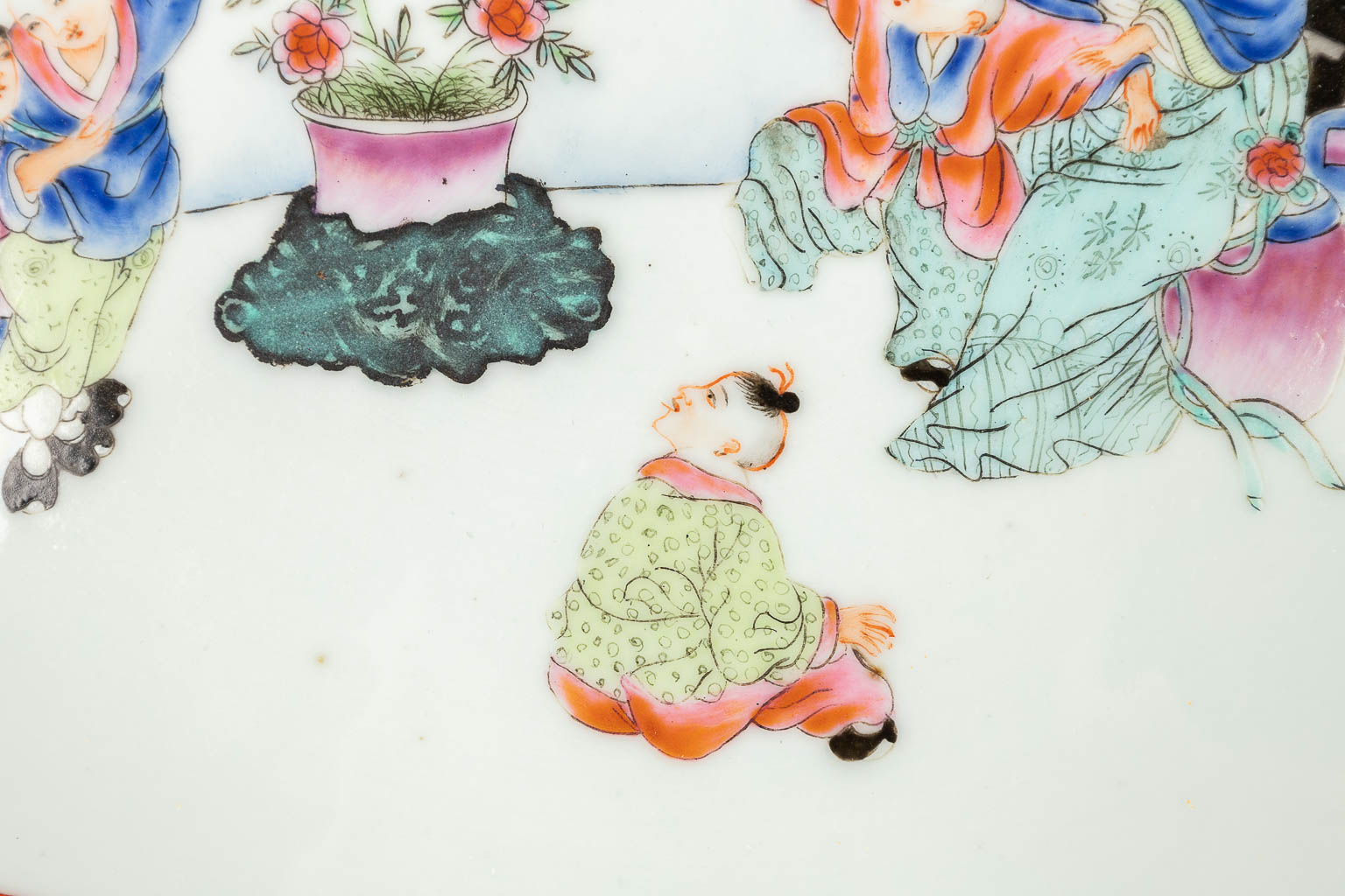 Een Chinees porselein bord, versierd met spelende kinderen en een hofdame. 20ste eeuw. (D: 37,5 cm)