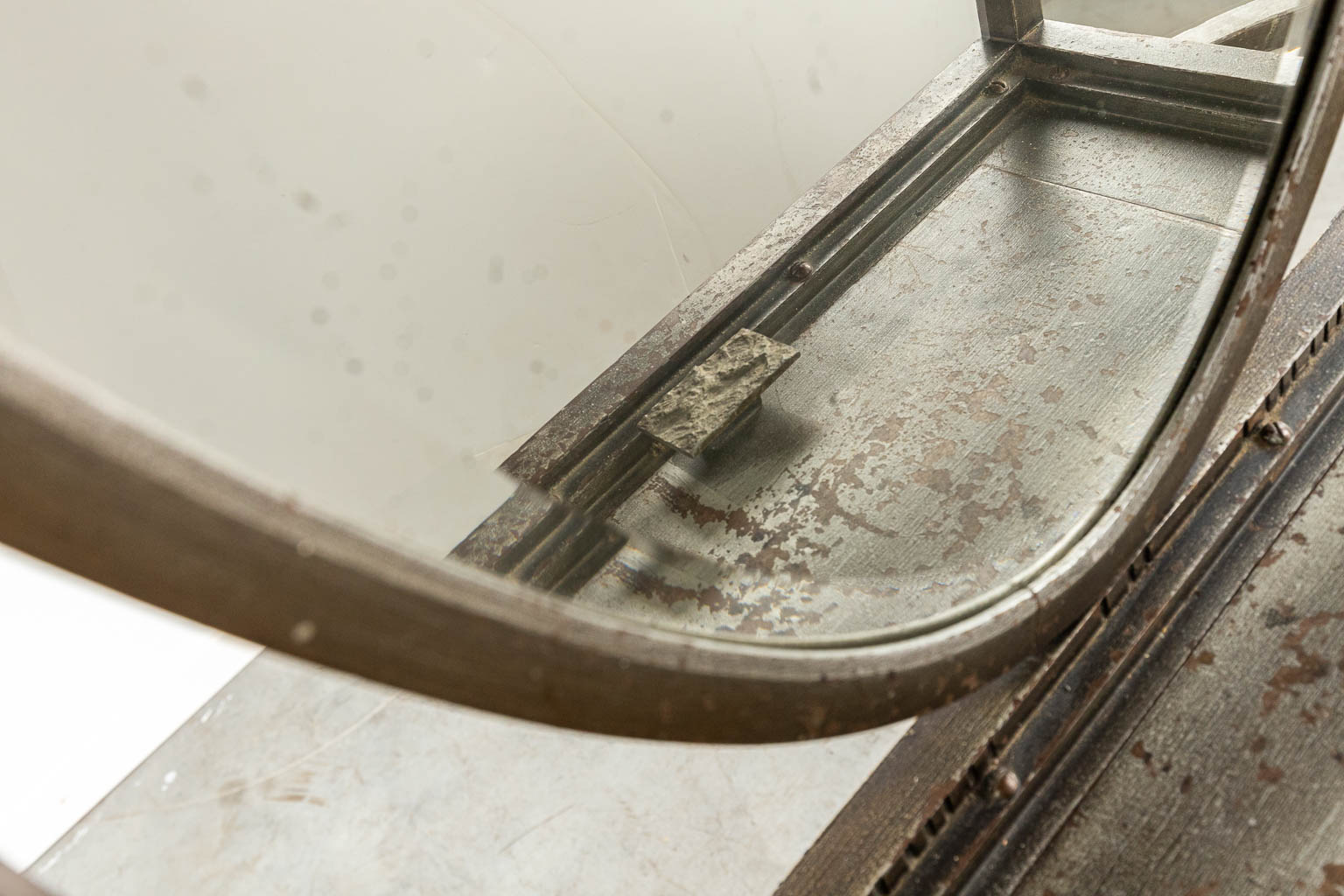 Een kapstok met paraplustaander en spiegel gemaakt uit smeedijzer en gemerkt Victor Rabier. (H:208cm)